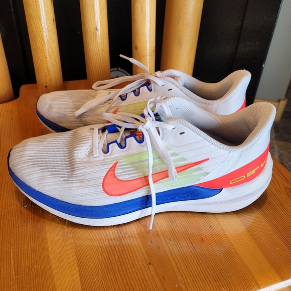 Nike Air Windflo Running Shoes - Picture 3 of 9